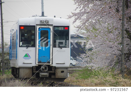 Sakura Kiha 101 位於 Aterazawa Line Uzen-Takamatsu Station Sakura Kiha 101 位於 Aterazawa Line Uzen-Takamatsu Station 97231567