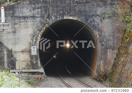 Aterazawa Line Train passing through Kagamiyama Tunnel 97231960