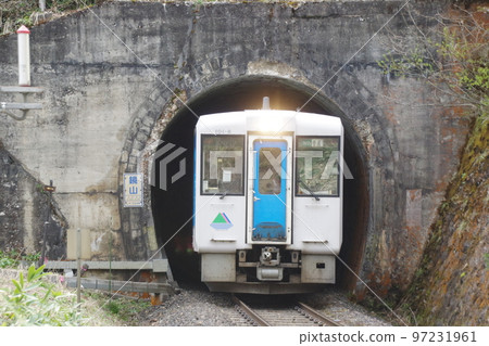 Aterazawa Line Kiha 101 passing through the Kagamiyama Tunnel 97231961