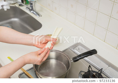 [中間主婦用筷子煮麵條] 97233136