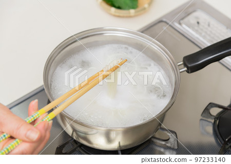 [Middle housewife boil somen noodles with chopsticks] 97233140