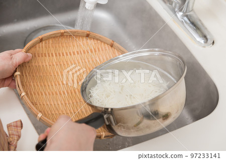 [Middle housewife cools boiled somen noodles with running water] 97233141