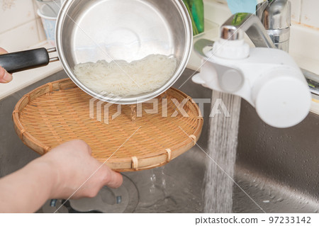 [中間主婦用流水冷卻煮熟的掛麵] 97233142