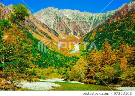 秋天的天空中覆蓋著秋葉的穗高山脈 97233168