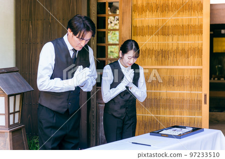 葬禮、告別儀式、儀式工作人員在守靈招待會上的問候、殯儀館承辦人、殯儀館的男男女女 97233510