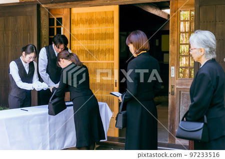 遺屬、哀悼者和喪葬承辦人在葬禮招待會、送別儀式和守靈儀式上弔唁 遺屬、哀悼者和喪葬承辦人在葬禮招待會、送別儀式和守靈儀式上弔唁 97233516