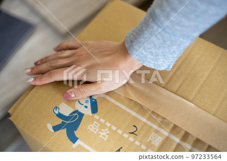 一個年輕女人的手打包搬家 一個年輕女人的手打包搬家 97233564