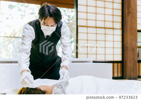 日本人（面具）是棺材師，儀式人員，以及為死者遮蓋和掩護的殯儀館長 97233623