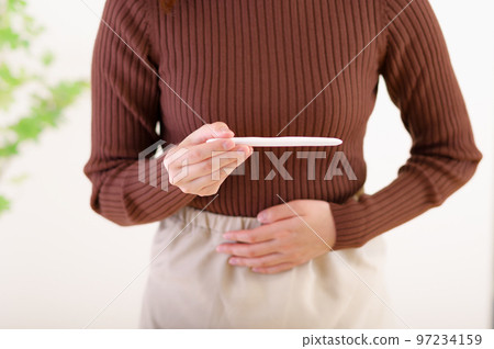 一個女人在看試驗藥時摸著她的肚子 97234159