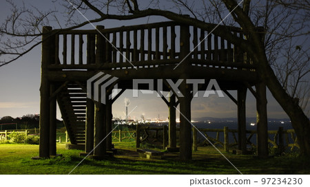 Night view of the Akakabe Observatory in Himeji City, Hyogo Prefecture, Takasago Thermal Power Plant, Kobe Steel Kakogawa Works, Akashi Kaikyo Bridge, etc. in the distance 97234230
