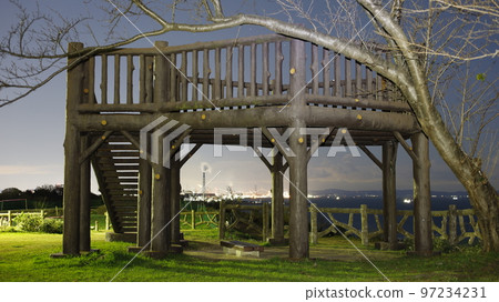 Night view of the Akakabe Observatory in Himeji City, Hyogo Prefecture, Takasago Thermal Power Plant, Kobe Steel Kakogawa Works, Akashi Kaikyo Bridge, etc. in the distance 97234231