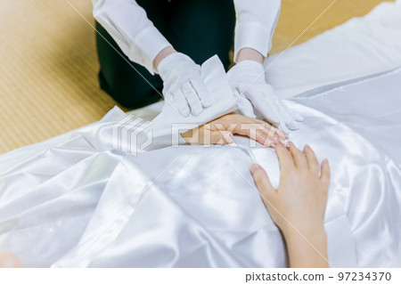 一位日本婦女用熱水擦拭死者的身體,安棺,okuribito,防腐劑(天使護理,清潔) 一位日本婦女用熱水擦拭死者的身體,安棺,okuribito,防腐劑(天使護理,清潔) 97234370