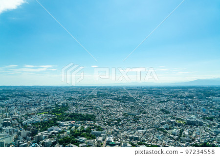 陽光明媚的城市風光 97234558