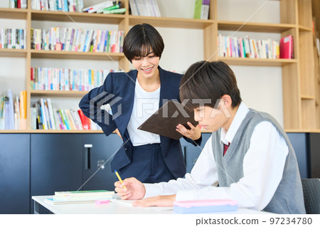 Junior high school students studying, teachers giving guidance, high school entrance exams Junior high school students studying, teachers giving guidance, high school entrance exams 97234780