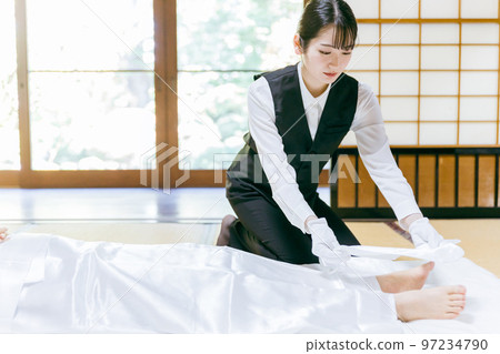 穿著喪服、緊身褲、入殮師、Okuribito 和防腐師(天使護理、清潔)的日本女性 穿著喪服、緊身褲、入殮師、Okuribito 和防腐師(天使護理、清潔)的日本女性 97234790