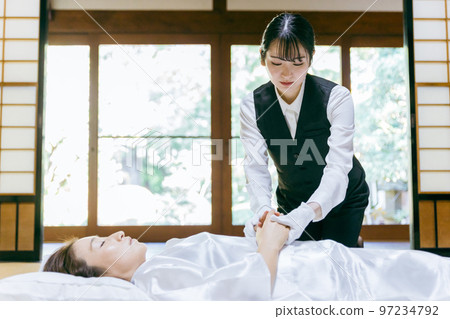 與死者攜手擔任熱水浴師、棺材師、okuribito 和防腐師（天使護理、清潔）的日本女性 97234792