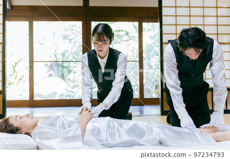 A Japanese woman who joins the hands of the deceased as a hot water bath master, a coffin master, an okuribito, and an embalmer (angel care, cleaning) 97234793