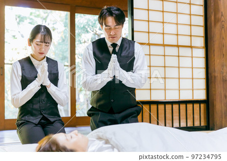 把手放在死者身上的日本男女 97234795
