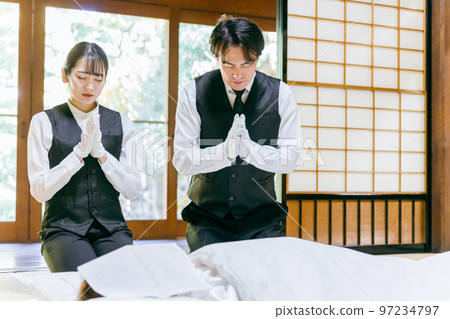 Japanese men and women who put their hands on the deceased 97234797