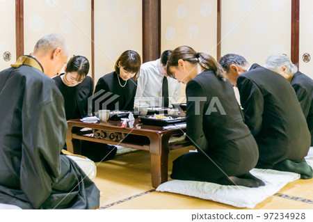 僧侶及死者家屬的儀式和葬禮場景（餐） 97234928