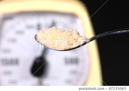 天平和勺子中的軟紅糖 97235063