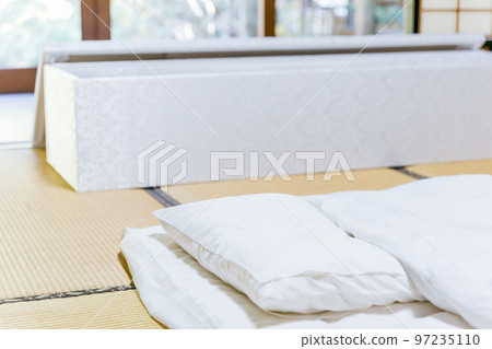 A coffin and coffin in a Japanese-style room 97235110