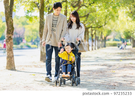 一個家庭在人行道上行走 一個家庭在人行道上行走 97235233