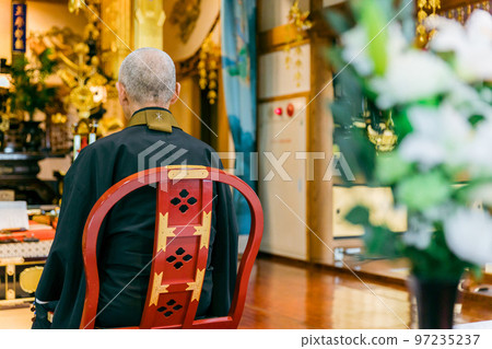在寺廟念經的和尚的背影-照片素材（圖片） [97235237] - PIXTA圖庫
