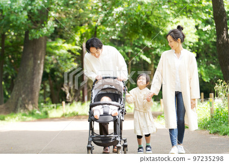 在公園裡玩的家庭 97235298