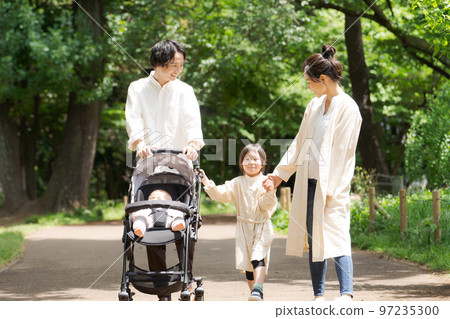 Families playing in the park 97235300