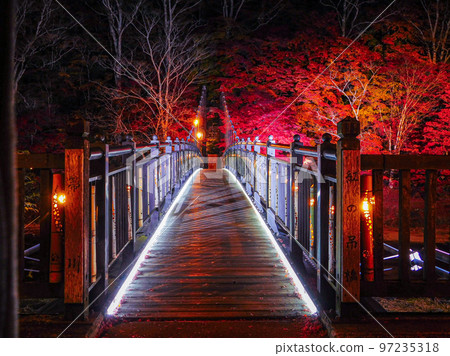 栃木縣那須鹽原市鹽原溫泉鄉深紅吊橋 97235318