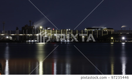 從兵庫縣姬路市廣畑綠地拍攝的新日鐵工廠和停泊船隻的夜景。 從兵庫縣姬路市廣畑綠地拍攝的新日鐵工廠和停泊船隻的夜景。 97235446