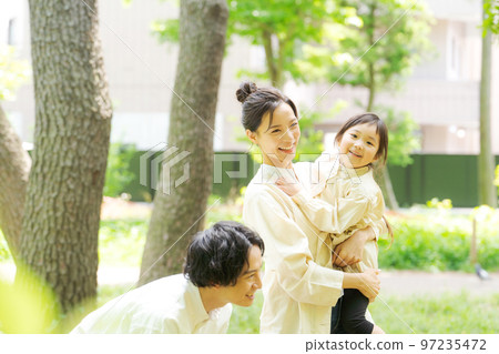 在公園裡玩的家庭 97235472