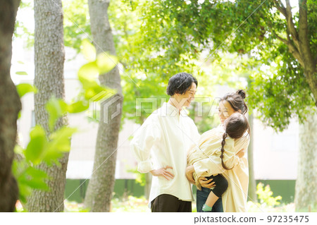 在公園裡玩的家庭 在公園裡玩的家庭 97235475