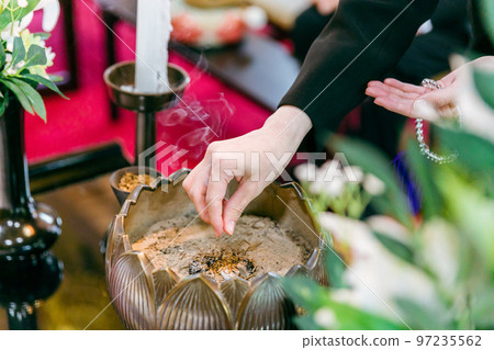 葬禮上燒香的喪服婦女(香案) 葬禮上燒香的喪服婦女(香案) 97235562