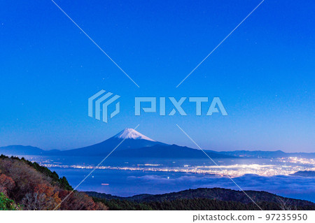 （靜岡縣）星空下，從富士山看到的駿河灣和富士山的雲海 97235950