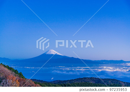 (Shizuoka Prefecture) Under the starry sky, the sea of clouds in Suruga Bay and Mt. Fuji seen from Mt. 97235953