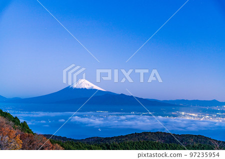 (Shizuoka Prefecture) Under the starry sky, the sea of clouds in Suruga Bay and Mt. Fuji seen from Mt. 97235954