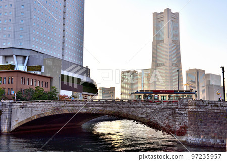 Akai Kutsu-go crossing the Yokohama Bankoku Bridge 97235957