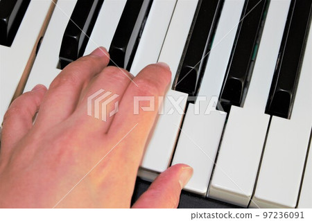 The hand that plays the electronic piano Left hand 97236091