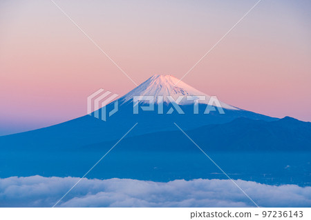 (Shizuoka Prefecture) Suruga Bay Sea of Clouds and Mt. Fuji seen from Mt. 97236143