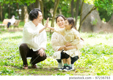 在公園裡玩的家庭 在公園裡玩的家庭 97236783