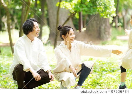 在公園裡玩的家庭 97236784