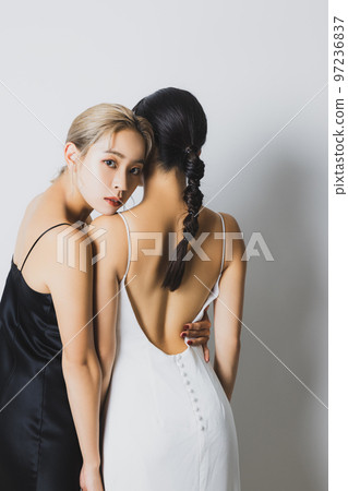 雙胞胎姐妹裝扮 97236837