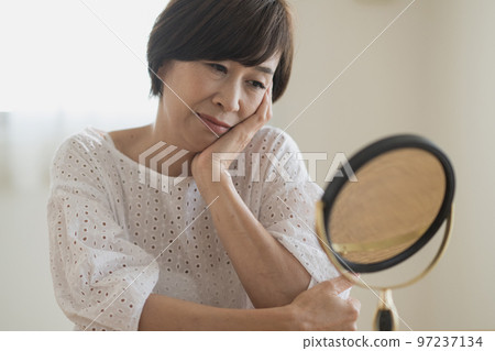 Middle women who are worried about their skin 97237134