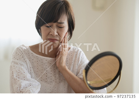 Middle women who are worried about their skin 97237135