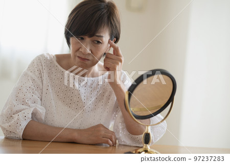 Middle women who are worried about their skin Middle women who are worried about their skin 97237283