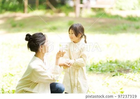 媽媽和女孩在大自然中玩耍 媽媽和女孩在大自然中玩耍 97237319