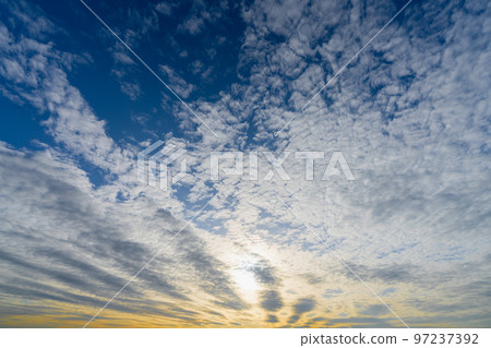 傍晚天空、日落和藍天的漸變 97237392