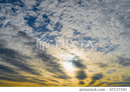 傍晚天空、日落和藍天的漸變 97237393